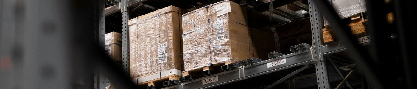 Statische elektriciteit op palletwikkelaar: oorzaken, problemen en de oplossing met ionisatieapparatuur